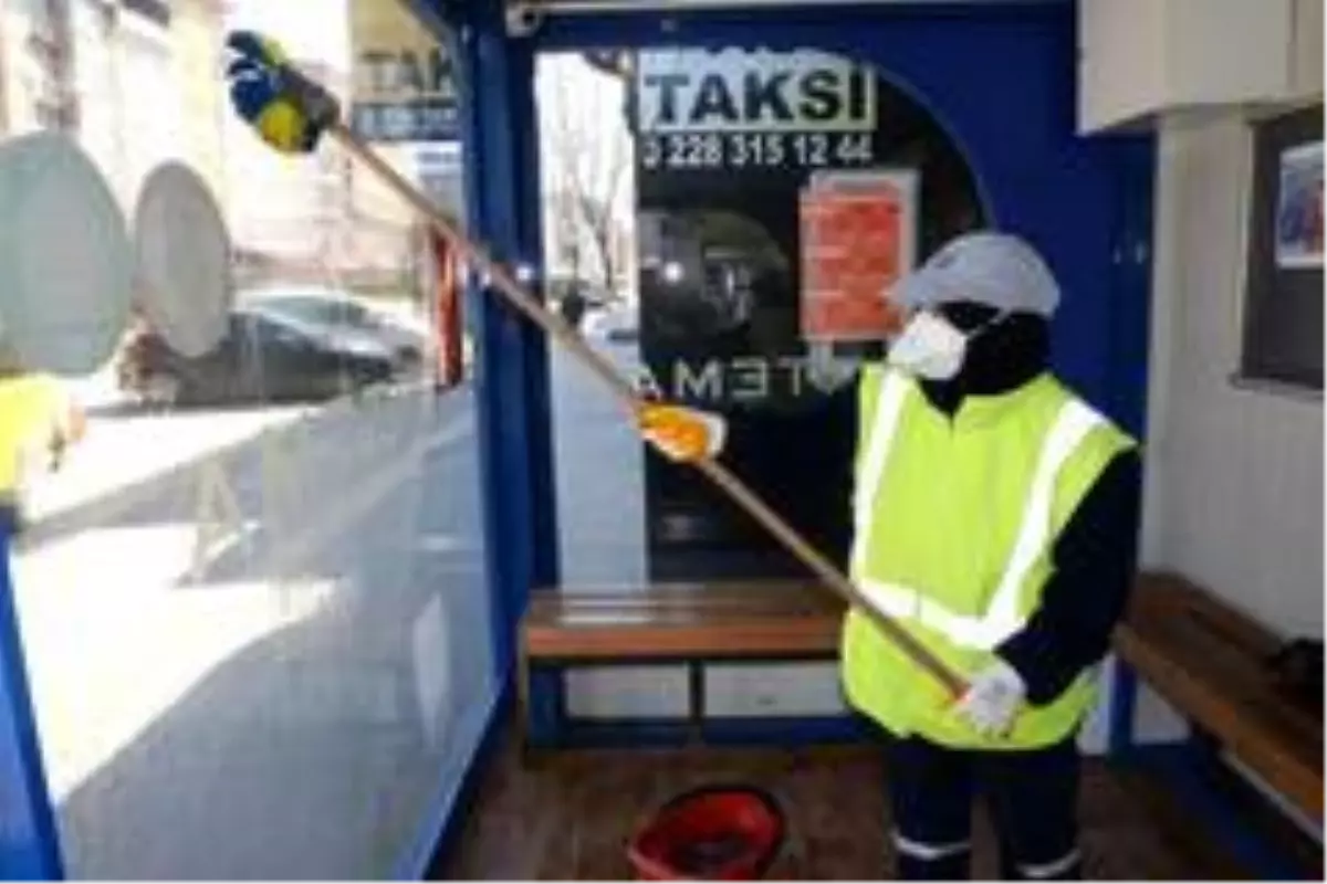 Dolmuş durakları yıkanarak temizleniyor