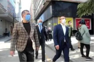 Hem uyardı hem de maske dağıttı Hem uyardı hem de maske dağıttı