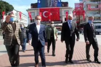 Hem uyardı hem de maske dağıttı Hem uyardı hem de maske dağıttı