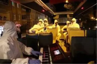 Mardin'de evde kalan vatandaşlara üstü açık tur arabasıyla 4 dilde konser Mardin'de evde kalan vatandaşlara üstü açık tur arabasıyla 4 dilde konser