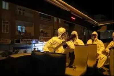 Mardin'de evde kalan vatandaşlara üstü açık tur arabasıyla 4 dilde konser Mardin'de evde kalan vatandaşlara üstü açık tur arabasıyla 4 dilde konser