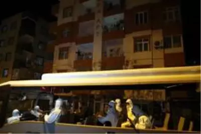 Mardin'de evde kalan vatandaşlara üstü açık tur arabasıyla 4 dilde konser Mardin'de evde kalan vatandaşlara üstü açık tur arabasıyla 4 dilde konser