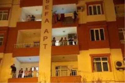 Mardin'de evde kalan vatandaşlara üstü açık tur arabasıyla 4 dilde konser Mardin'de evde kalan vatandaşlara üstü açık tur arabasıyla 4 dilde konser