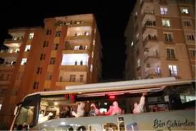 Mardin'de evde kalan vatandaşlara üstü açık tur arabasıyla 4 dilde konser Mardin'de evde kalan vatandaşlara üstü açık tur arabasıyla 4 dilde konser