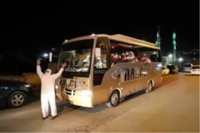 Mardin'de evde kalan vatandaşlara üstü açık tur arabasıyla 4 dilde konser Mardin'de evde kalan vatandaşlara üstü açık tur arabasıyla 4 dilde konser