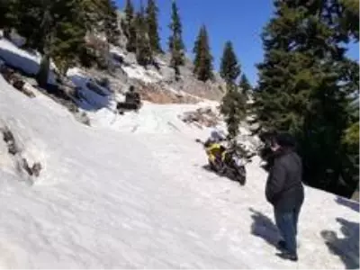 Motosikletleriyle karda mahsur kalan vatandaşlar kurtarıldı Motosikletleriyle karda mahsur kalan vatandaşlar kurtarıldı