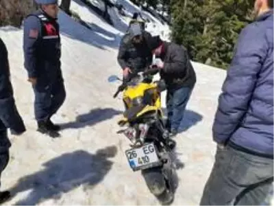 Motosikletleriyle karda mahsur kalan vatandaşlar kurtarıldı Motosikletleriyle karda mahsur kalan vatandaşlar kurtarıldı