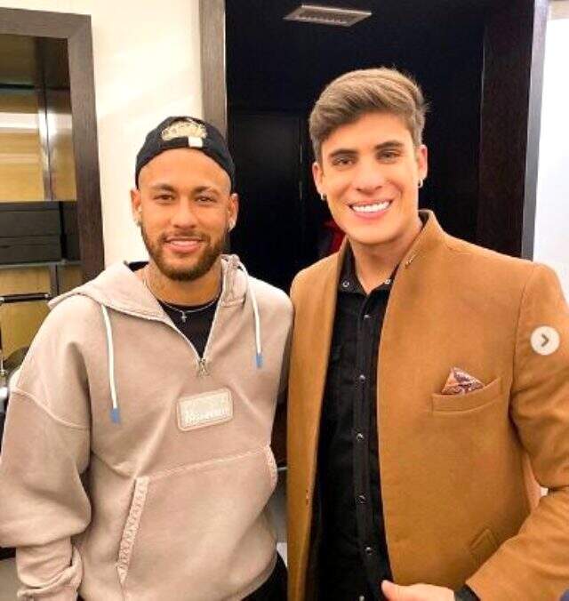 Neymar'ın annesinin sevgilisi Tiago Ramos'un, daha önce erkek bir iş adamıyla birlikte olduğu ortaya çıktı