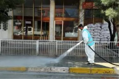 Ömerli ilçesinde ana arterler yıkanarak dezenfekte edildi Ömerli ilçesinde ana arterler yıkanarak dezenfekte edildi