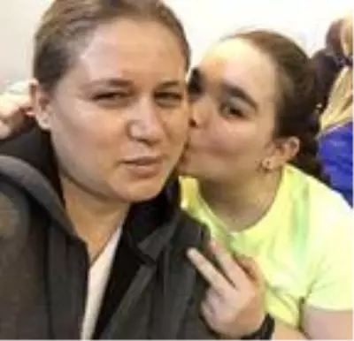 Otizmli şampiyon Filiznur, koronavirüs tedavisi gören annesine kavuştu Otizmli şampiyon Filiznur, koronavirüs tedavisi gören annesine kavuştu