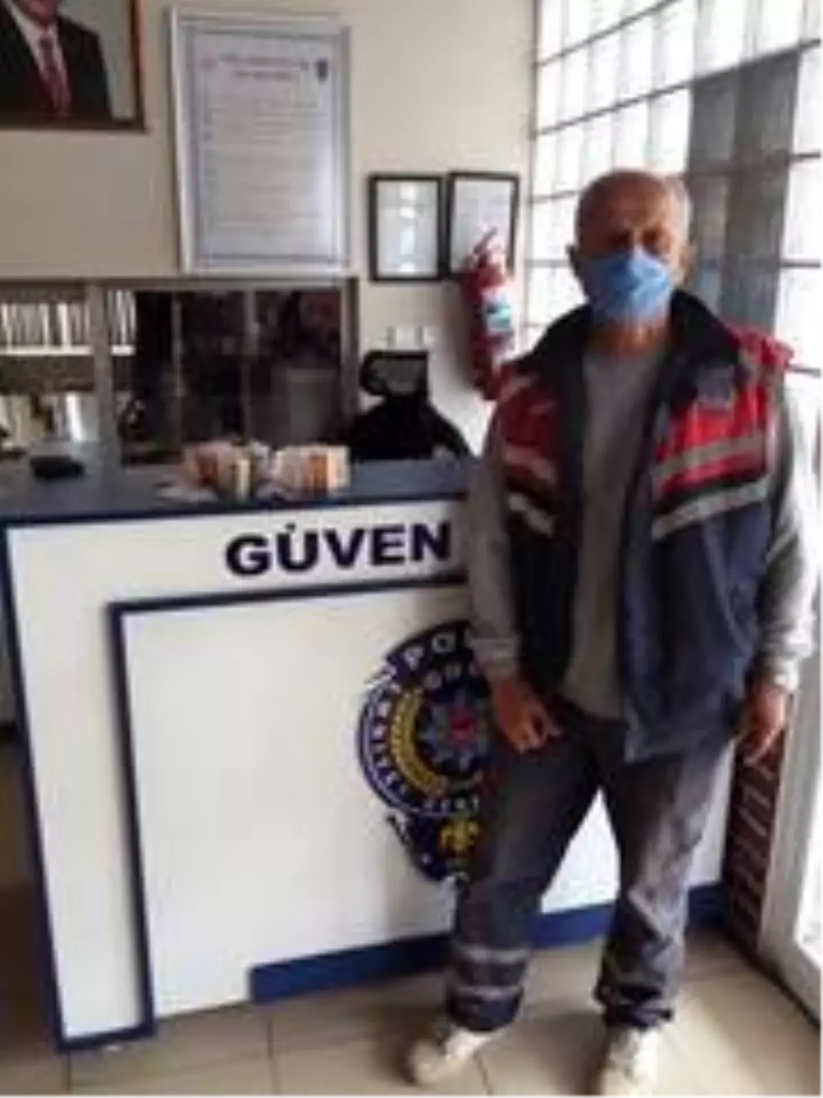 Temizlik görevlisi bulduğu parayı polise teslim etti