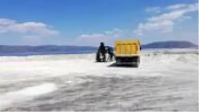Salda Gölü'ne makineli araç sokan sorumlular görevden uzaklaştırıldı.