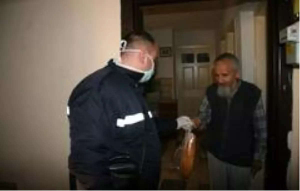 Türkiye Gazetesi dağıtım personellerinden yaşlı okuyucularına her saat hizmet