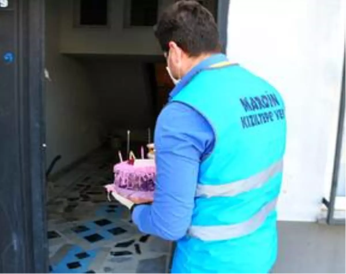 Vefa Sosyal Destek Grubu Mardinli Kübra'nın doğum gününü kutladı