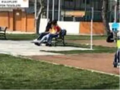 Yenikapı Parkı'nda keyif yaptılar, top oynayıp gitar çaldılar Yenikapı Parkı'nda keyif yaptılar, top oynayıp gitar çaldılar