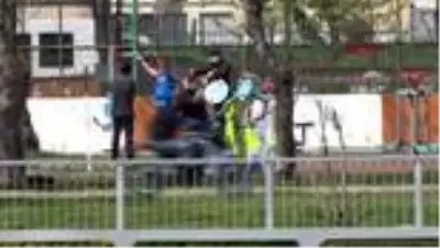 YENİKAPI PARKI'NDA KEYİF YAPTILAR, TOP OYNAYIP, GİTAR ÇALDILAR YENİKAPI PARKI'NDA KEYİF YAPTILAR, TOP OYNAYIP, GİTAR ÇALDILAR
