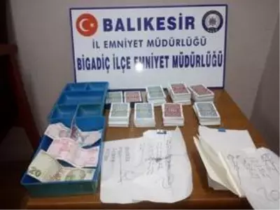 Balıkesir'de evde kumar oynayan 12 kişiye 38 bin lira ceza verildi Balıkesir'de evde kumar oynayan 12 kişiye 38 bin lira ceza verildi
