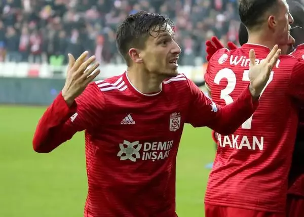 Galatasaray'ın 4 yıllık anlaşmaya vardığı Mert Hakan Yandaş, 8 numaralı formayı giyecek.