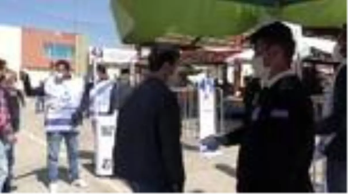 Kahramankazan Belediye Başkanı Oğuz vatandaşlara maske dağıttı