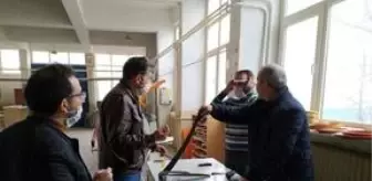 Mehmet Çalışkan: Karaman'da iki lisede sağlık çalışanları için siperlikli maske üretiliyor Mehmet Çalışkan: Karaman'da iki lisede sağlık çalışanları için siperlikli maske üretiliyor