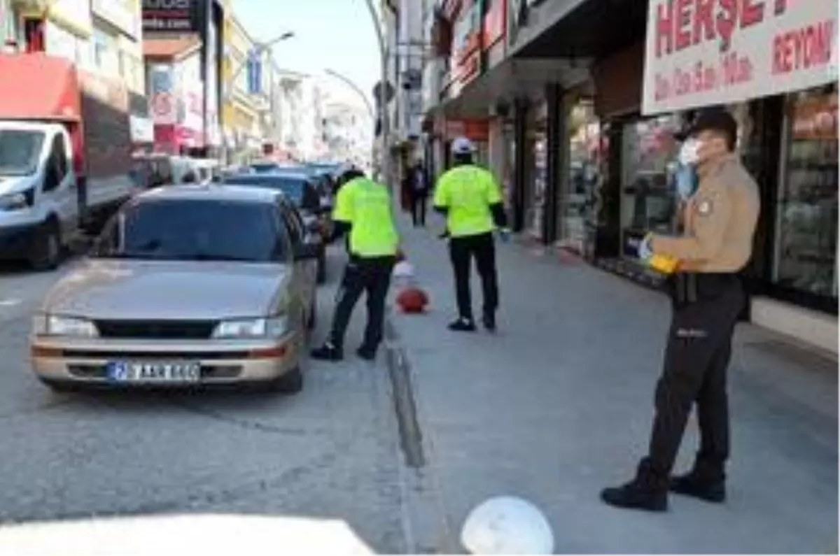 Karaman'da vatandaşlara maske dağıtıldı