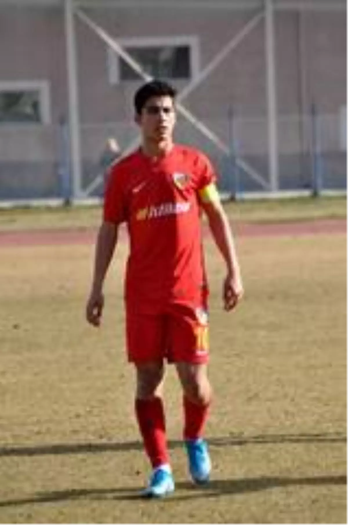 Kayserisporlu Mehmet Eray Özbek, yardım kampanyasına maaşını bağışladı