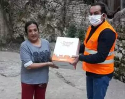 Kuşadası Kaymakamlığı gıda yardımlarını sürdürüyor Kuşadası Kaymakamlığı gıda yardımlarını sürdürüyor