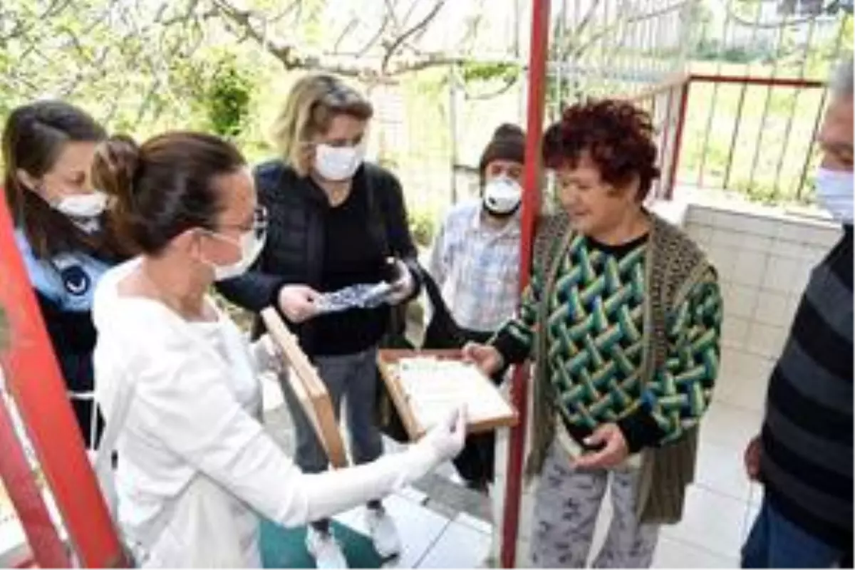 Manisa Belediyesi, 79 yaşındaki kadının doğum gününü kutladı