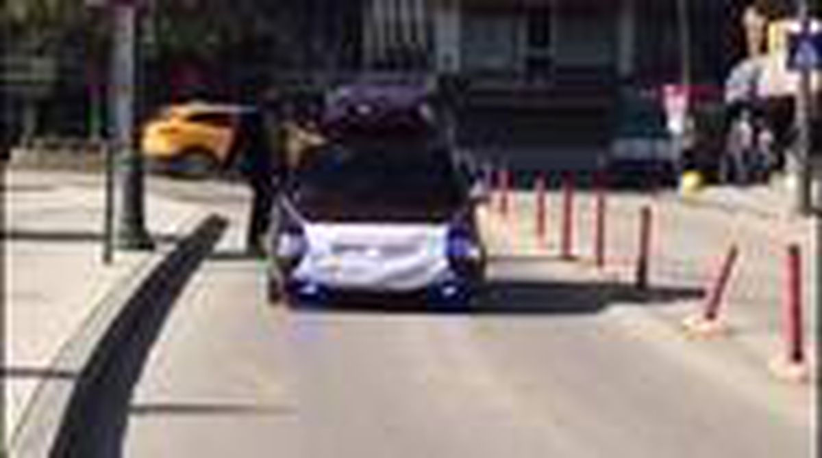 ORDU Koronavirüse dikkat çekmek için otomobile maske taktı
