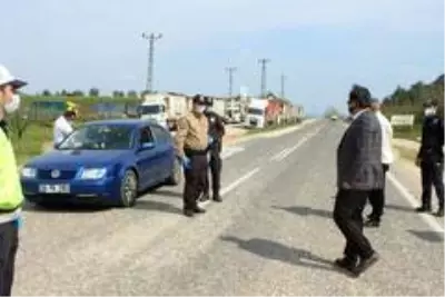 Osmaneli'nin 3 ayrı ilçe girişinde Korona virüs kontrol ve denetimleri sürüyor Osmaneli'nin 3 ayrı ilçe girişinde Korona virüs kontrol ve denetimleri sürüyor