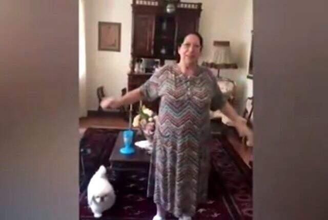 Oyuncu Melek Baykal'ın 87 yaşındaki annesinin spor yapması alkış topladı