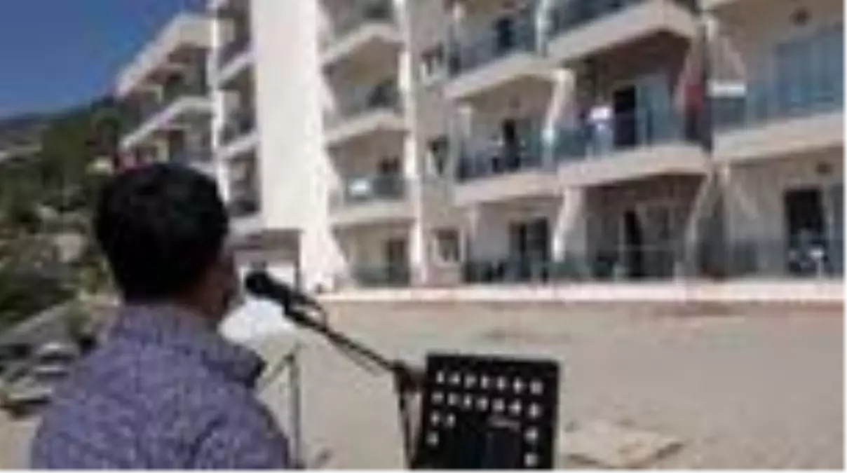 Sokağa çıkamayan huzurevi sakinlerinin eğlence ayaklarına geldi