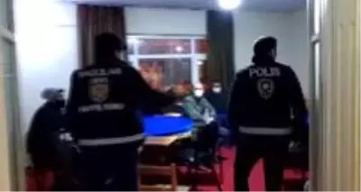 Virüs salgınına rağmen kumar masası kuran 13 kişiye 47 bin lira ceza Virüs salgınına rağmen kumar masası kuran 13 kişiye 47 bin lira ceza