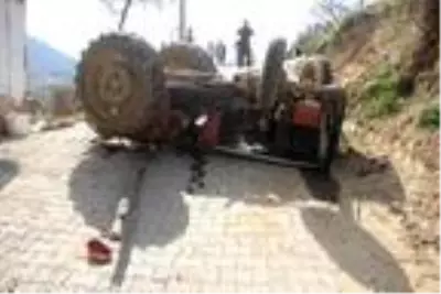 Yaşı küçük iki kardeşin bindiği traktör devrildi: 1 ölü, 1 yaralı