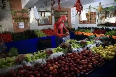 Antalyalı 'Örümcek Adam' yaşlıların da 'kahramanı' oldu Antalyalı 'Örümcek Adam' yaşlıların da 'kahramanı' oldu