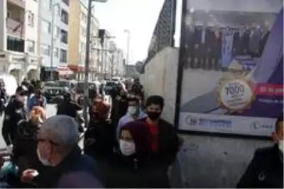 Bayrampaşa'daki semt pazarında sosyal mesafeye uyulmaması pes dedirtti Bayrampaşa'daki semt pazarında sosyal mesafeye uyulmaması pes dedirtti