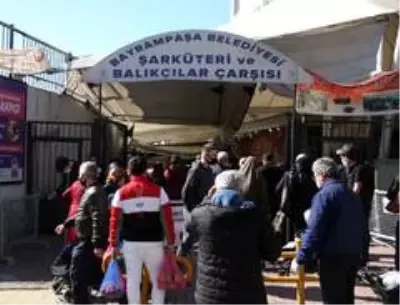Bayrampaşa'daki semt pazarında sosyal mesafeye uyulmaması pes dedirtti Bayrampaşa'daki semt pazarında sosyal mesafeye uyulmaması pes dedirtti