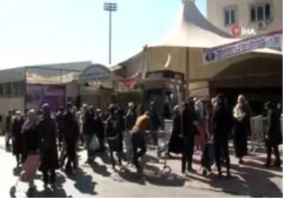Bayrampaşa'daki semt pazarında sosyal mesafeye uyulmaması pes dedirtti Bayrampaşa'daki semt pazarında sosyal mesafeye uyulmaması pes dedirtti
