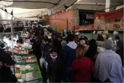 Bayrampaşa'daki semt pazarında sosyal mesafeye uyulmaması pes dedirtti Bayrampaşa'daki semt pazarında sosyal mesafeye uyulmaması pes dedirtti