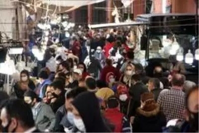 Bayrampaşa'daki semt pazarında sosyal mesafeye uyulmaması pes dedirtti Bayrampaşa'daki semt pazarında sosyal mesafeye uyulmaması pes dedirtti