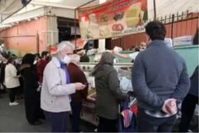 Bayrampaşa'daki semt pazarında sosyal mesafeye uyulmaması pes dedirtti Bayrampaşa'daki semt pazarında sosyal mesafeye uyulmaması pes dedirtti