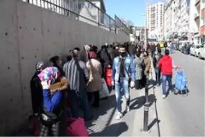 Bayrampaşa'daki semt pazarında sosyal mesafeye uyulmaması pes dedirtti Bayrampaşa'daki semt pazarında sosyal mesafeye uyulmaması pes dedirtti