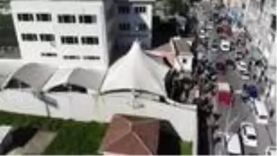 Bayrampaşa'daki semt pazarında vatandaşların sosyal mesafeye uymaması pes dedirtti Bayrampaşa'daki semt pazarında vatandaşların sosyal mesafeye uymaması pes dedirtti