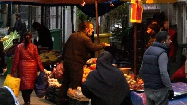Bursa'da sosyal mesafeye uyulmayan semt pazarı, koronavirüse davetiye çıkarıyor.