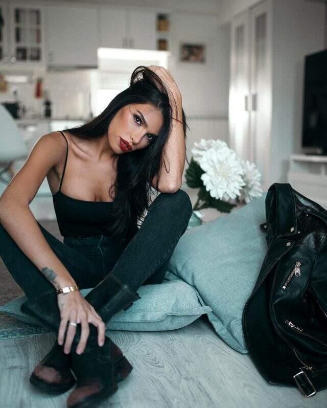 Chievo'da oynayan Filip Djordjevic'in eşi Jovana Djordjevic, evinin çatısından verdiği pozla gündeme geldi