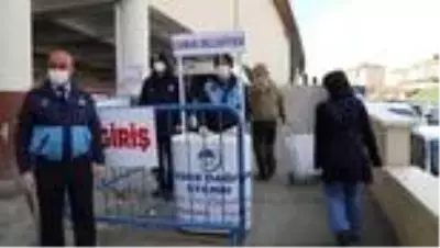 Çubuk'ta semt pazarlarında esnaf ve vatandaşlara maske dağıtıldı