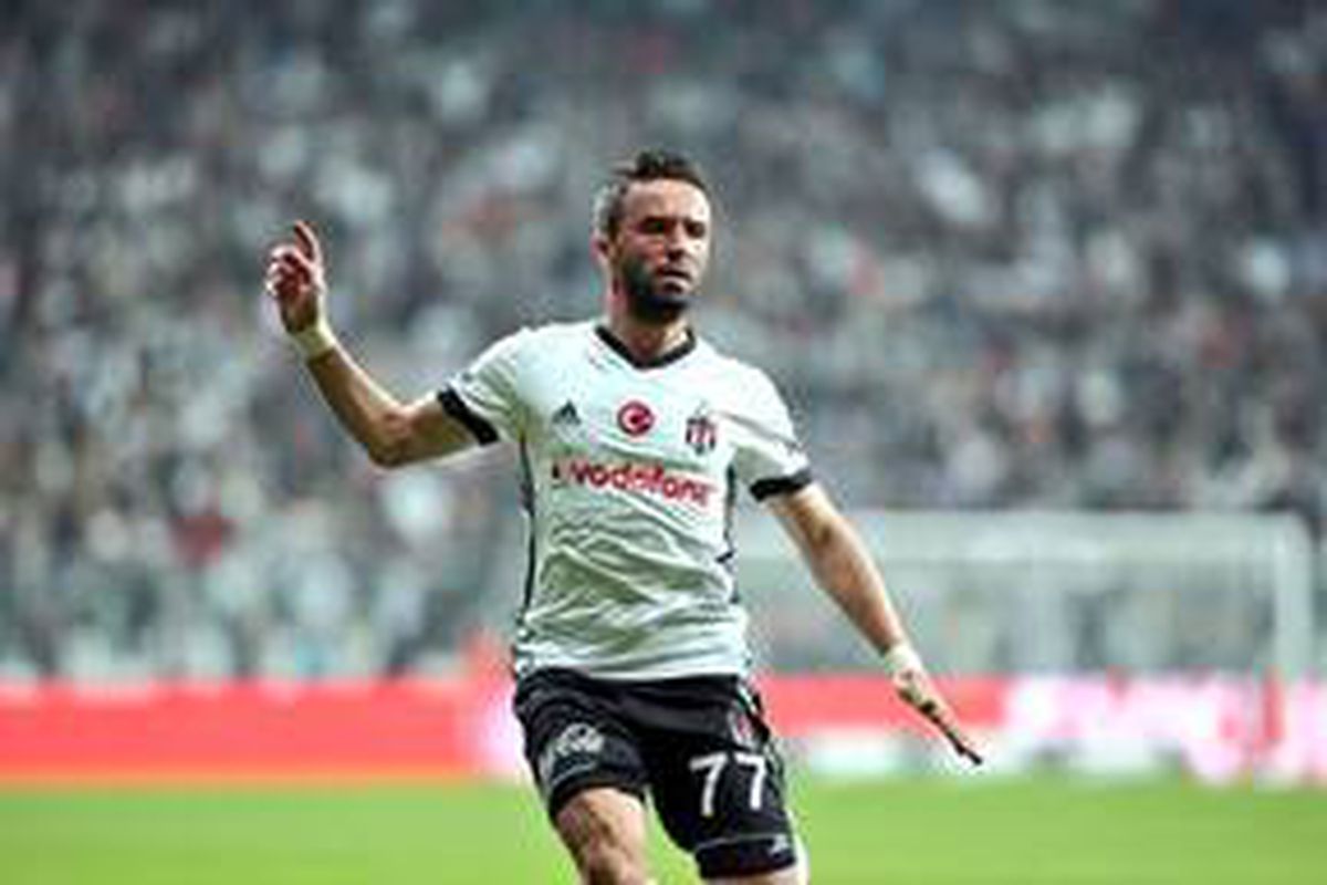 Gökhan Gönül, Beşiktaş'ın 1+1 yıllık sözleşme teklifini kabul etti