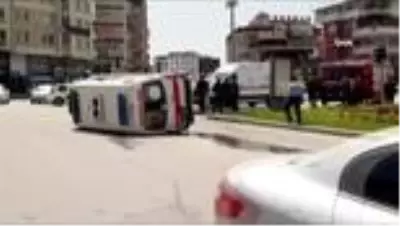 Hatay'da ticari aracın çarptığı ambulans devrildi: 3 yaralı Hatay'da ticari aracın çarptığı ambulans devrildi: 3 yaralı