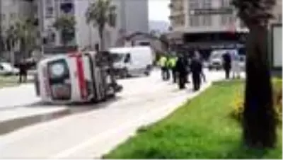 Hatay'da ticari aracın çarptığı ambulans devrildi: 3 yaralı Hatay'da ticari aracın çarptığı ambulans devrildi: 3 yaralı