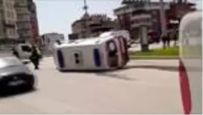 Hatay'da ticari aracın çarptığı ambulans devrildi: 3 yaralı Hatay'da ticari aracın çarptığı ambulans devrildi: 3 yaralı